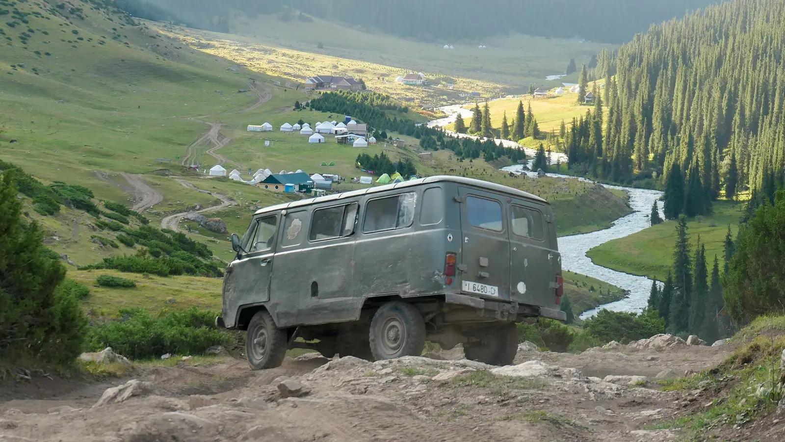 UAZ sur une piste raide au-dessus de la vallée