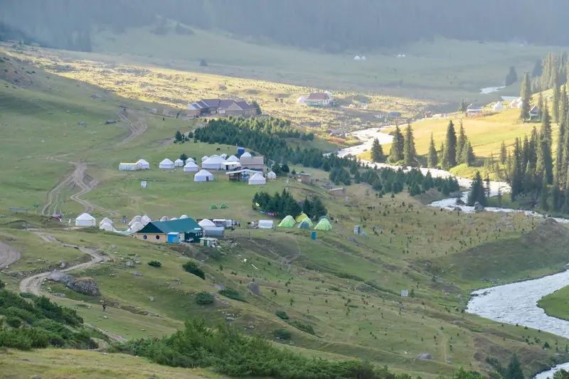 Vallée avec rivière et camps, vue d’en haut