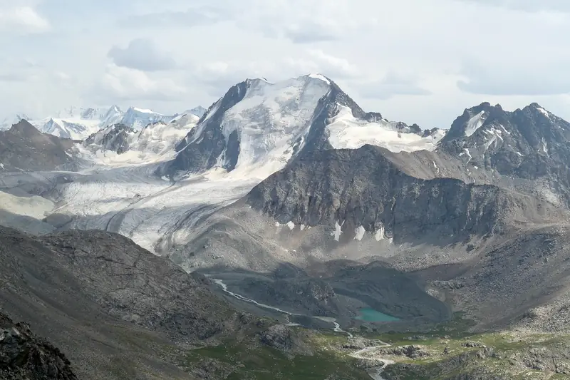Glaciers et sommets enneigés au-dessus de la vallée