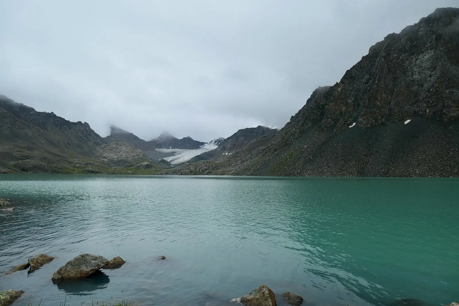 Rive du lac, avec les nuages descendus jusqu’à l’eau
