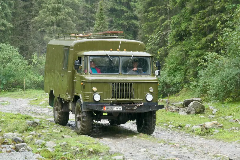 Camion tout-terrain GAZ-66 sur une piste forestière