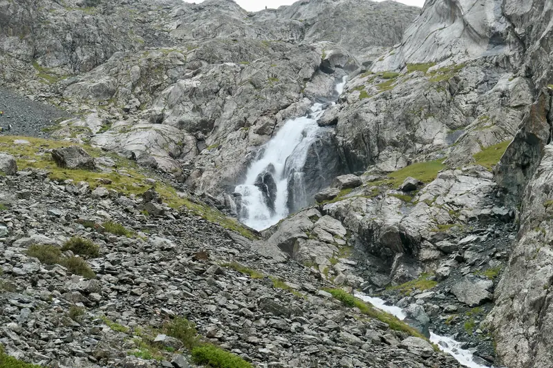 Cascade sur un versant rocheux parmi les pierres