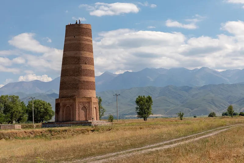 Burana-Turm in den Hügeln des Tschüi-Tals