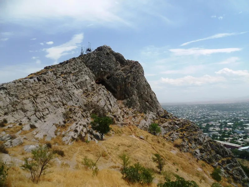 Heiliger Berg Sulaiman-Too oberhalb von Osch