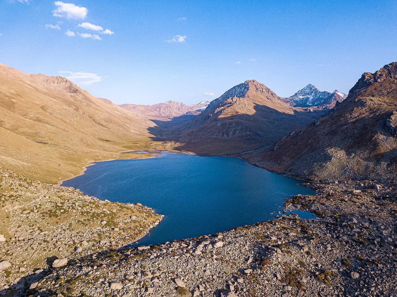 Ein Bergsee im Naturpark Besch-Tasch