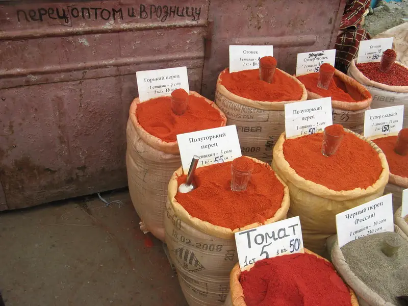 Sacos de pimiento rojo molido y especias, cada uno con etiqueta de precio