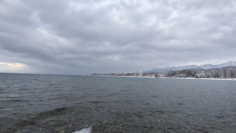Das Ufer von Bosteri im Winter; Riesenrad, Gebäude und Uferlinie sind erhalten.