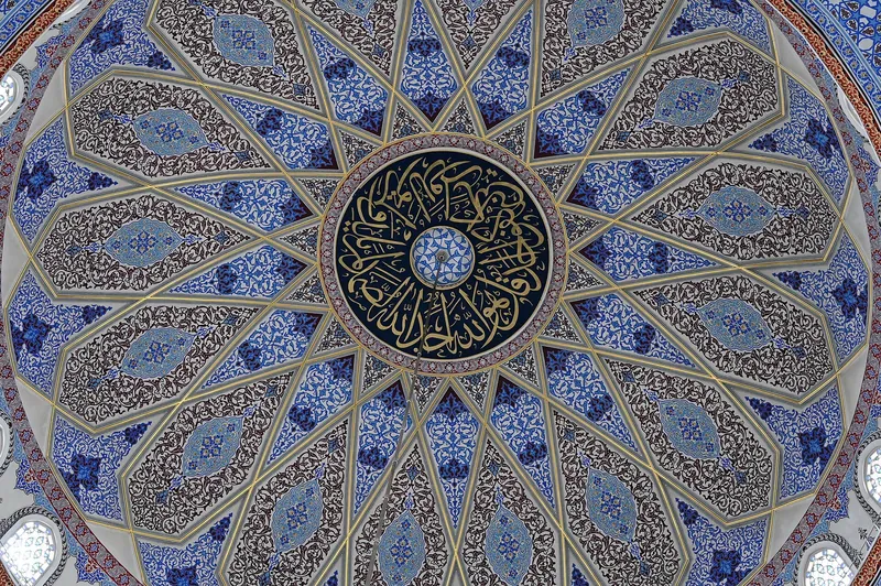 Blau-goldenes Ornament der Hauptkuppel der Bischkeker Zentralmoschee mit rundem Medaillon.