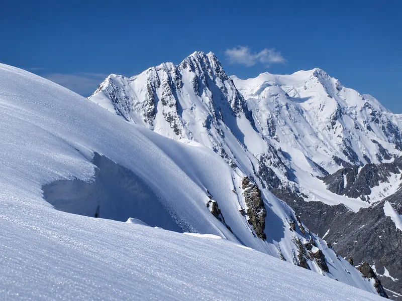 Winteransicht von Pik Karakol hinter einem tiefen Schneerücken.
