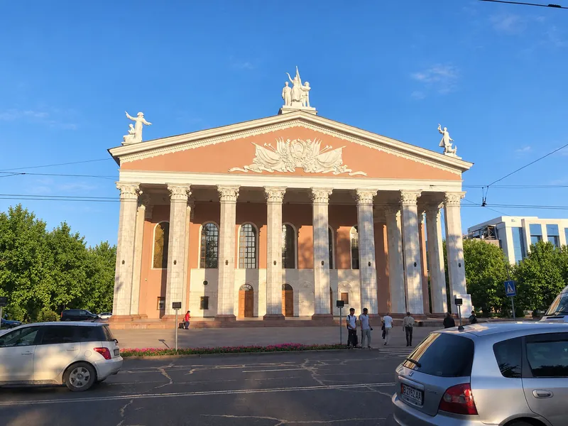 Opern- und Balletttheater Bischkek im Sommer: Perspektive, Umgebung und alle sichtbaren Details sind erhalten.