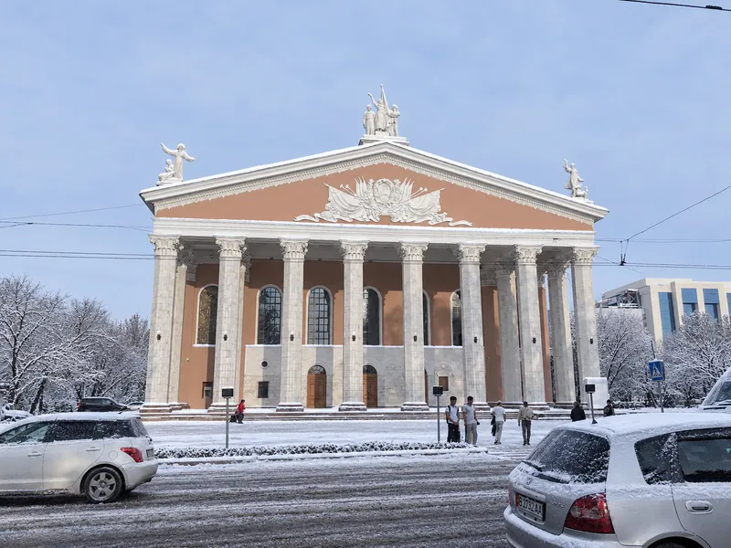 Opern- und Balletttheater Bischkek im Winter: Perspektive, Umgebung und alle sichtbaren Details sind erhalten.
