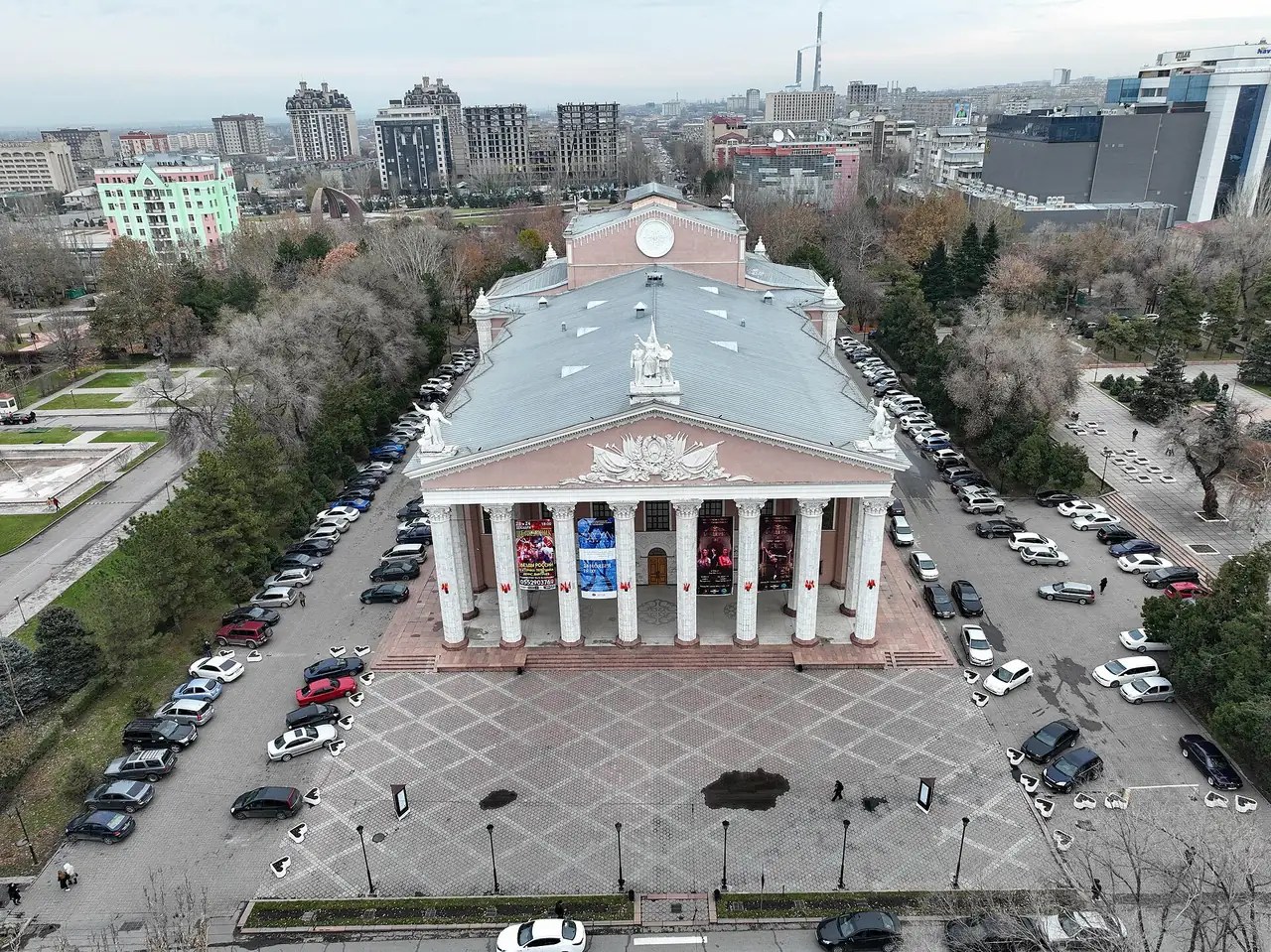 Das Opern- und Balletttheater mit Säulenfassade und Dach, umgeben von Platz und Stadtvierteln.