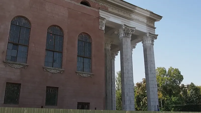 Geschnitzte Säulenkapitelle und Bogenfenster an der Seite des Opern- und Balletttheaters Bischkek.
