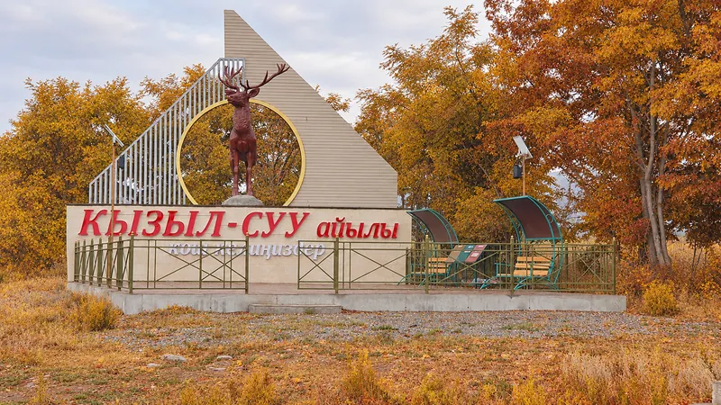 Kyzyl-Suu en otoño: se conservan el encuadre, el entorno y todos los detalles visibles.