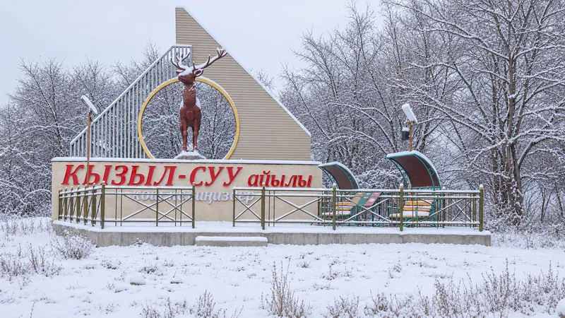 Kyzyl-Suu en invierno: se conservan el encuadre, el entorno y todos los detalles visibles.