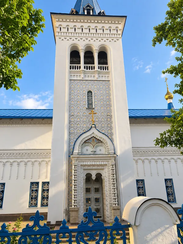 Auferstehungskathedrale im Sommer: Perspektive, Umgebung und alle sichtbaren Details sind erhalten.