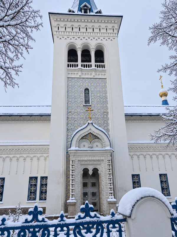 Auferstehungskathedrale im Winter: Perspektive, Umgebung und alle sichtbaren Details sind erhalten.