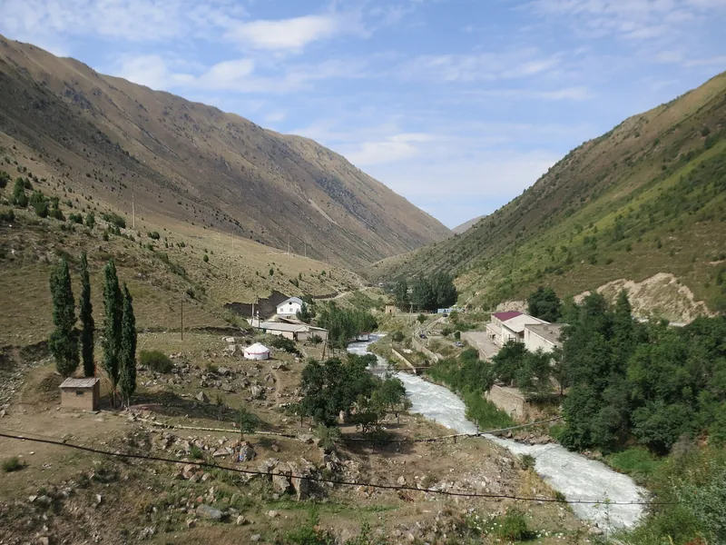 El pueblo balneario de Issyk-Ata entre las laderas verdes de la garganta en verano