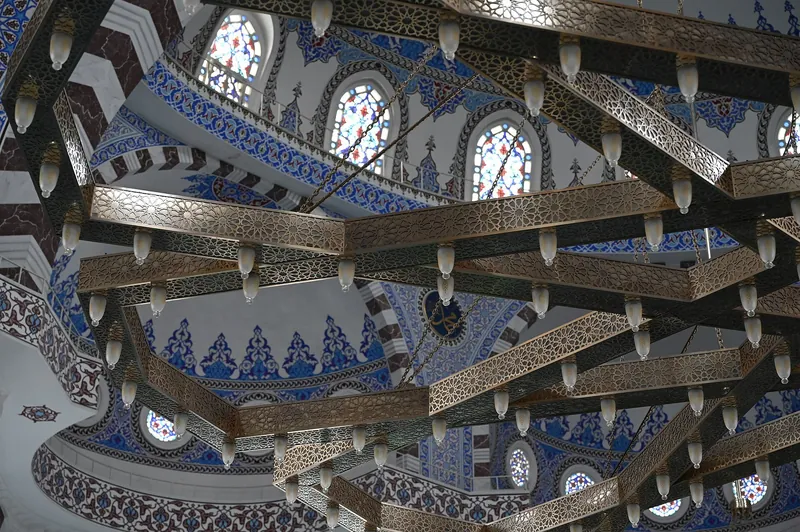 Lampadario ad anello con ornamento Moschea centrale di Bishkek, dietro si trovano finestre ad arco in vetro colorato.