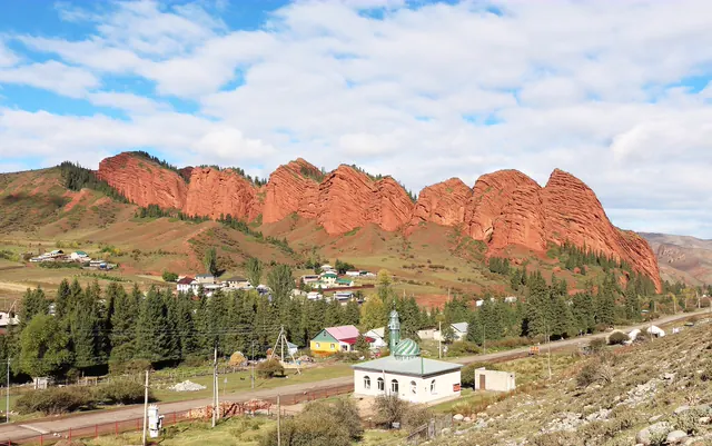 Rochers « Sept Taureaux » rouges à Djeti-Ögüz