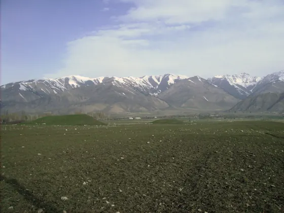 Tumulus et montagnes autour de Tyup